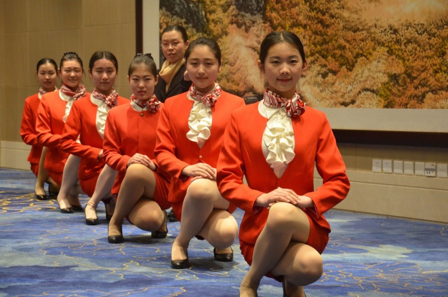 美女志愿者刻苦訓練迎兩會 儀態(tài)力求完美