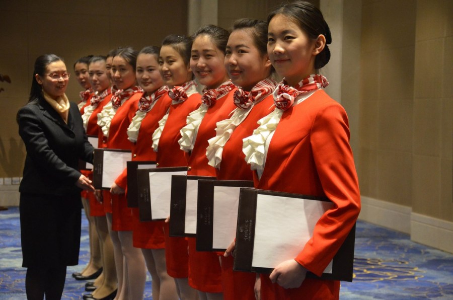 美女志愿者刻苦訓練迎兩會 儀態力求完美