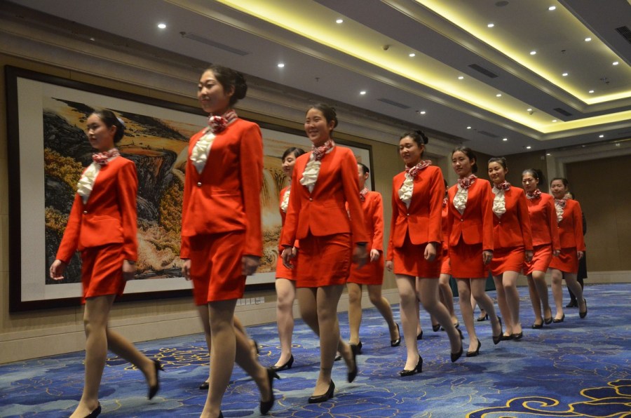 美女志愿者刻苦訓練迎兩會 儀態力求完美