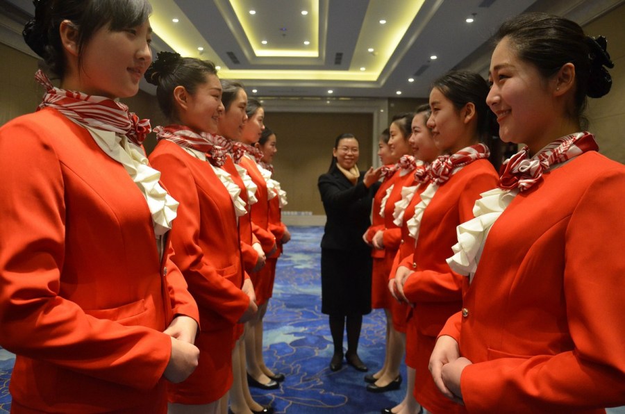 美女志愿者刻苦訓練迎兩會 儀態力求完美