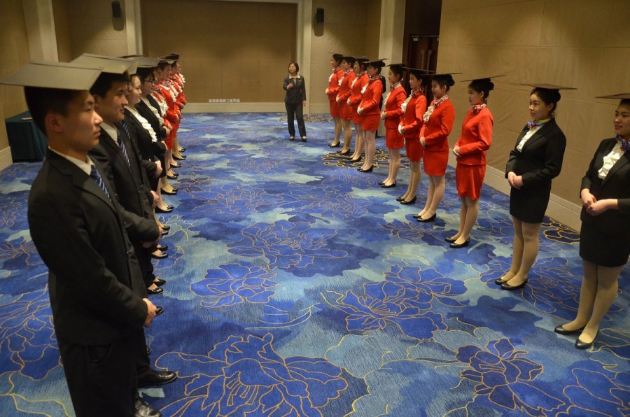 美女志愿者刻苦訓練迎兩會 儀態(tài)力求完美