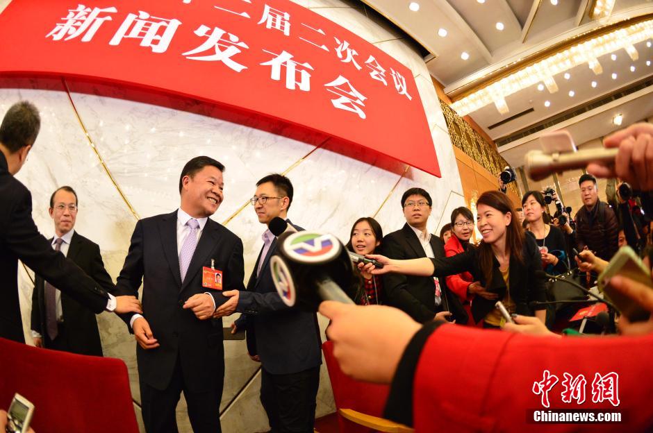 2014兩會首場發布會記者表情：“拍照神器”