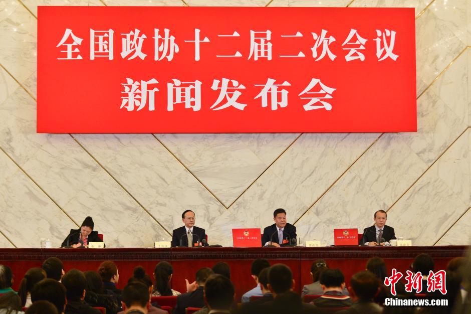 2014兩會首場發布會記者表情：“拍照神器”