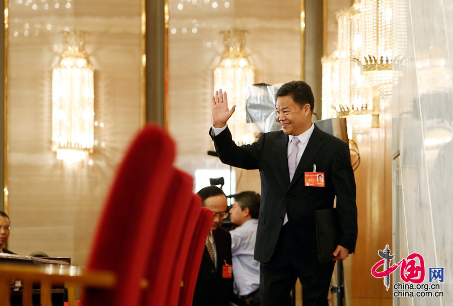 2014兩會(huì)首場(chǎng)發(fā)布會(huì)記者表情：“拍照神器”