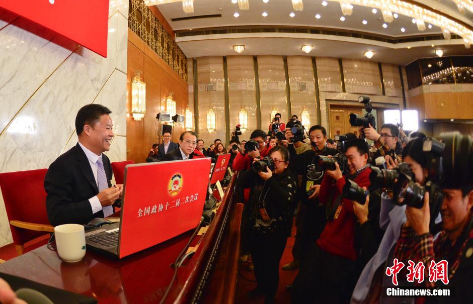 2014兩會首場發布會記者表情：“拍照神器”