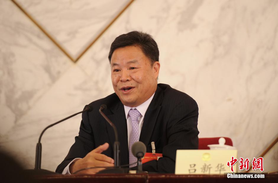 2014兩會首場發布會記者表情：“拍照神器”