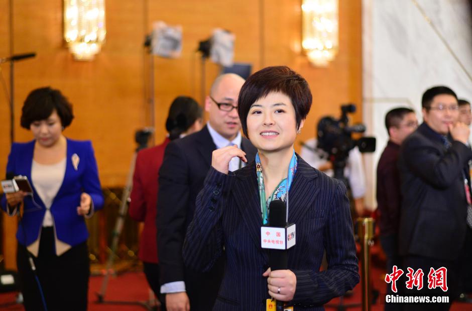 2014兩會首場發布會記者表情：“拍照神器”