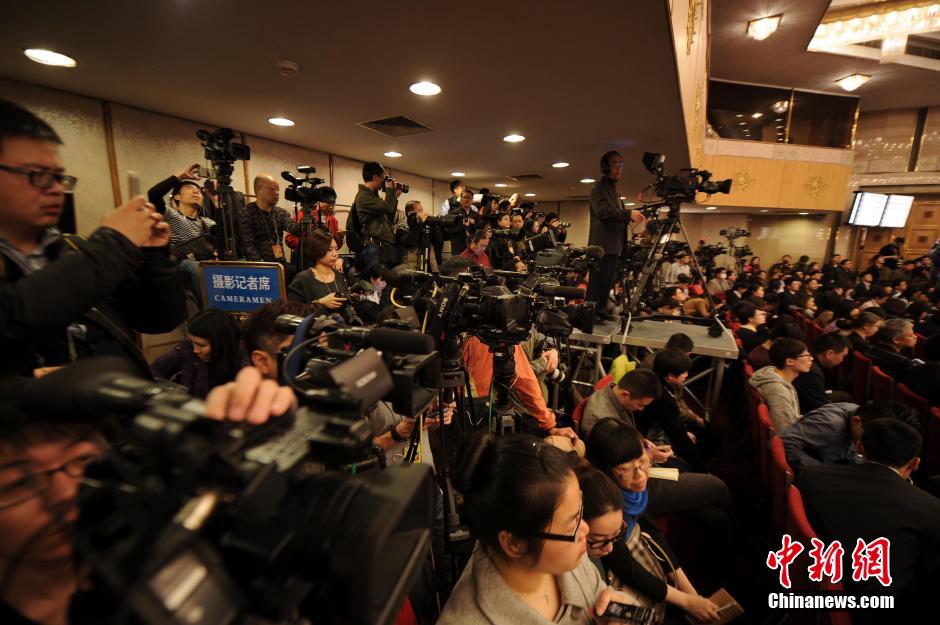 2014兩會首場發布會記者表情：“拍照神器”