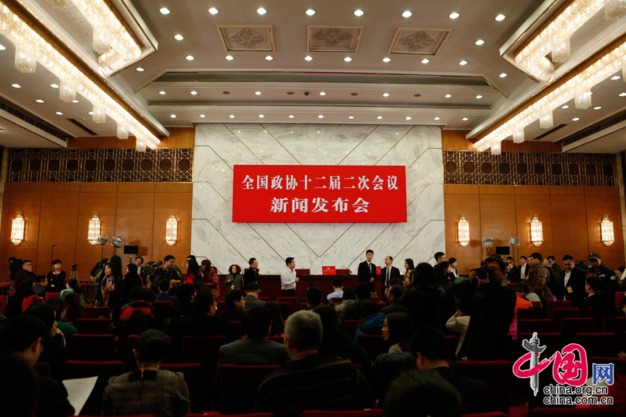 2014兩會首場發布會記者表情：“拍照神器”