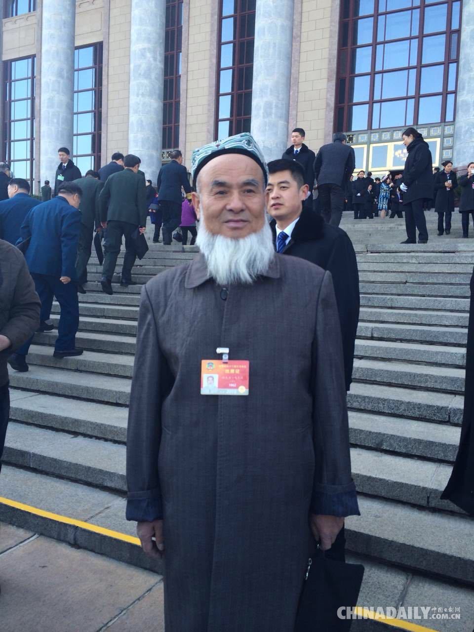 2015政協(xié)會(huì)議開幕：明星委員遭媒體圍堵