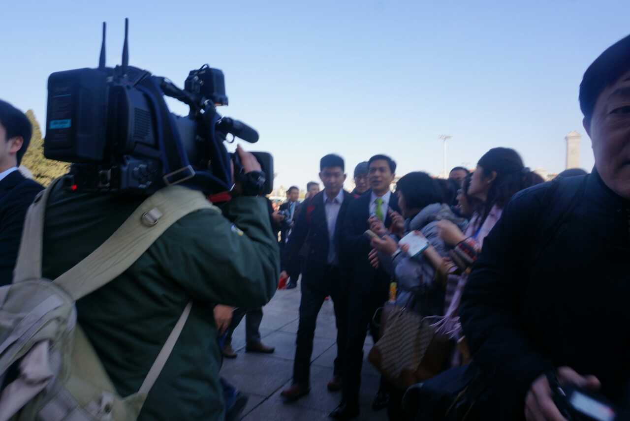 2015政協(xié)會(huì)議開幕：明星委員遭媒體圍堵
