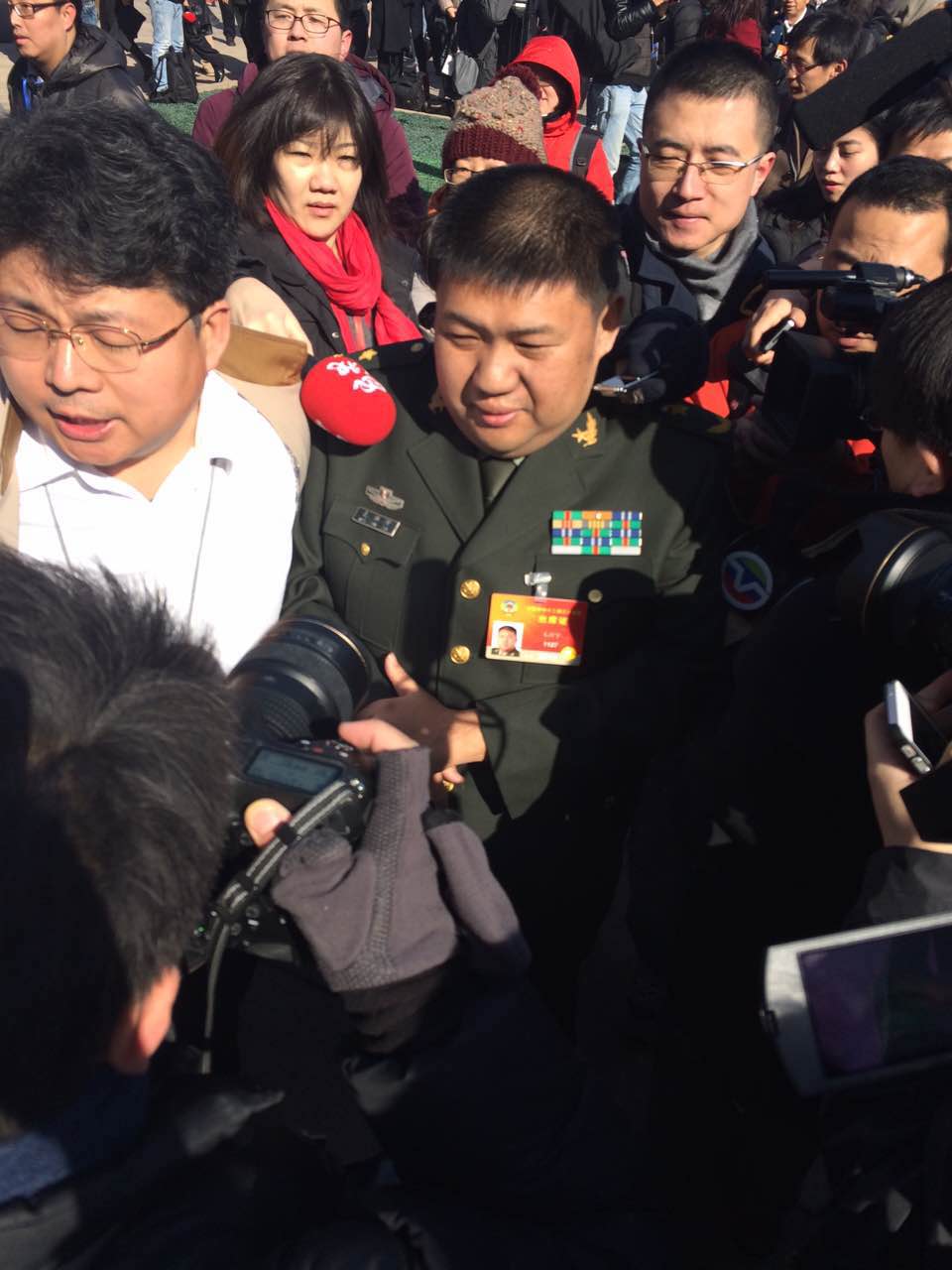 2015政協會議開幕：明星委員遭媒體圍堵