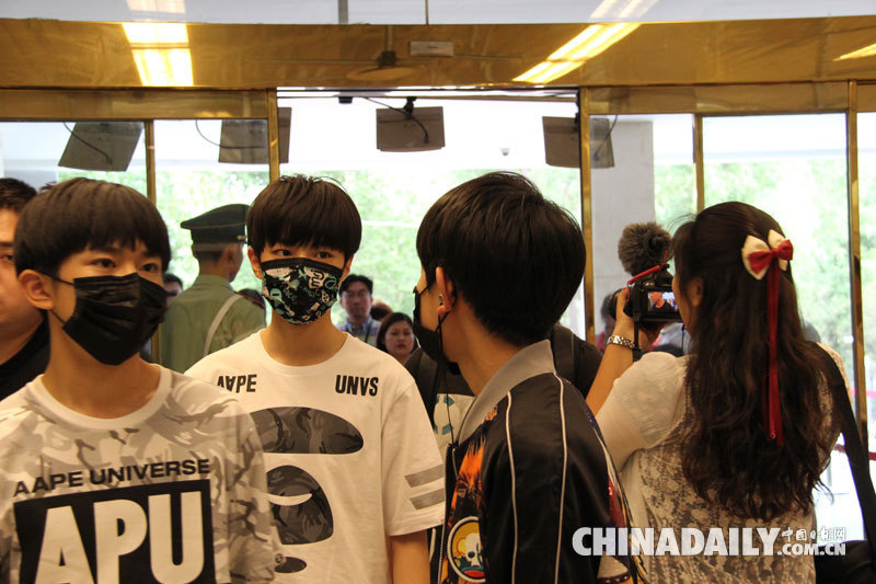 TFBOYS參加央視六一晚會錄制 并為中國日報35周年獻祝福