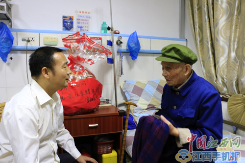 【網絡媒體走轉改】網媒記者重陽節看望百歲老紅軍王承登(圖)