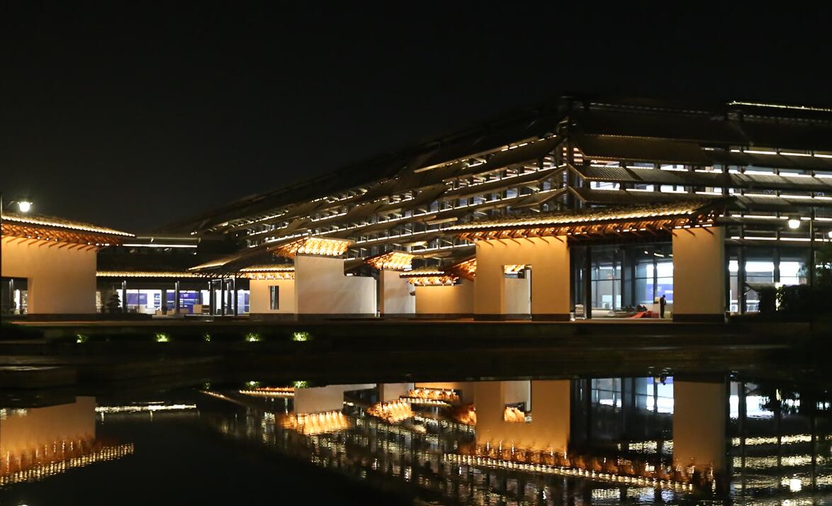 高清鏡頭下烏鎮(zhèn)互聯(lián)網(wǎng)國(guó)際會(huì)展中心的“白天與黑夜”