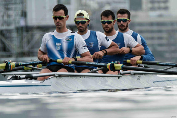 各國賽艇隊積極備戰(zhàn) 士兵在側確保安全