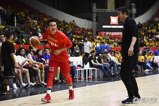 男籃奧運熱身巴西 趙繼偉奮力進(jìn)攻