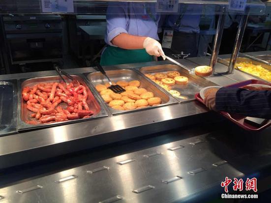 探訪里約奧運(yùn)村餐廳 外形酷似蔬菜大棚