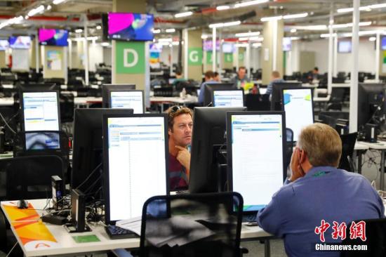 當(dāng)?shù)貢r(shí)間7月29日，里約奧運(yùn)會(huì)開幕在即，奧運(yùn)主媒體中心的主新聞中心(MPC)和國(guó)際廣播中心(IBC)已全面投入運(yùn)行，從當(dāng)日起至8月22日24小時(shí)運(yùn)行，這里將成為中外記者及轉(zhuǎn)播機(jī)構(gòu)的工作大本營(yíng)。 <a target=&apos;_blank&apos; href=&apos;http://www.chinanews.com/&apos;>中新社</a>記者 富田 攝 當(dāng)?shù)貢r(shí)間7月29日，里約奧運(yùn)會(huì)開幕在即，奧運(yùn)主媒體中心的主新聞中心(MPC)和國(guó)際廣播中心(IBC)已全面投入運(yùn)行，從當(dāng)日起至8月22日24小時(shí)運(yùn)行，這里將成為中外記者及轉(zhuǎn)播機(jī)構(gòu)的工作大本營(yíng)。 <a target=&apos;_blank&apos; href=&apos;http://www.chinanews.com/&apos;>中新社</a>記者 富田 攝