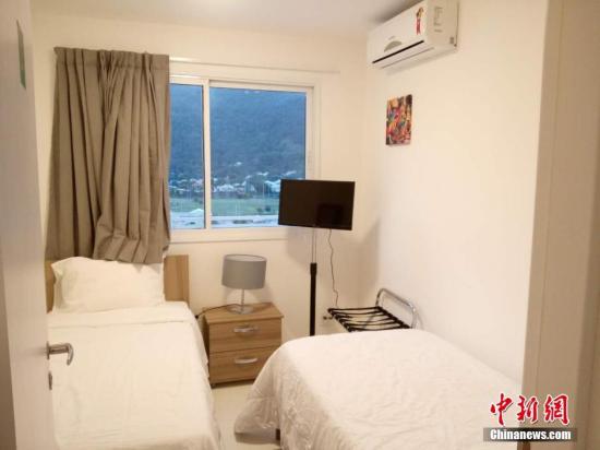 當(dāng)?shù)貢r(shí)間7月29日消息，巴西里約，奧運(yùn)會(huì)開幕之日已經(jīng)近在咫尺，部分來自世界各地的記者已經(jīng)進(jìn)駐媒體村。“村里”的生活起居安排、設(shè)施如何，各國(guó)記者們又會(huì)在這里怎樣度過未來近一個(gè)月的時(shí)間呢？帶著這些問題，我們來到媒體村一探究竟。圖為記者房間，除了兩張床外，富余的空間并不多。 <a target=&apos;_blank&apos; href=&apos;http://www.chinanews.com/&apos;><p align=