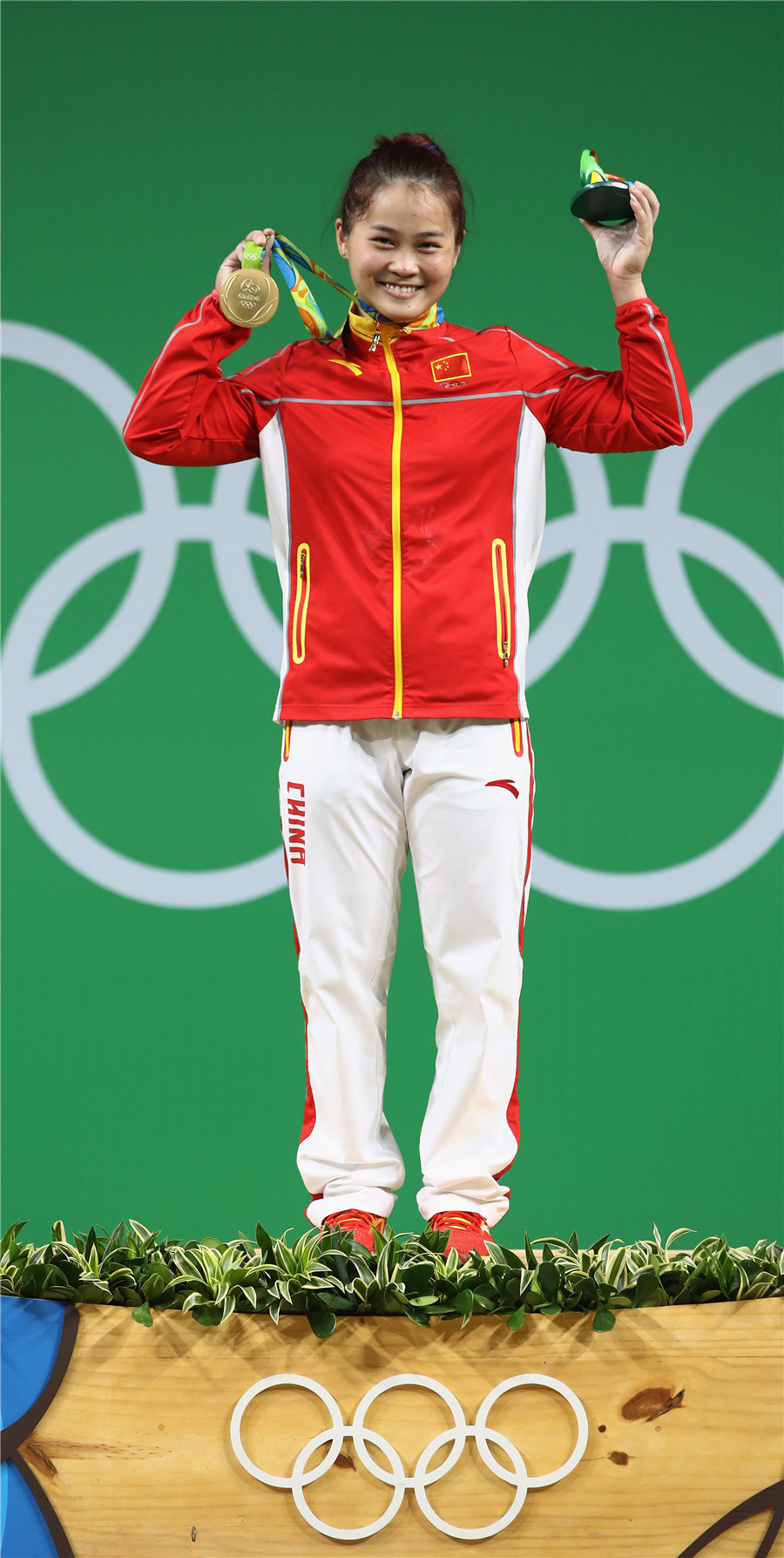 女子舉重63公斤級：鄧薇兩破世界紀(jì)錄并奪冠