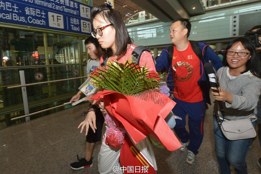 中國游泳隊抵達北京 傅園慧和寧澤濤被大批粉絲包圍