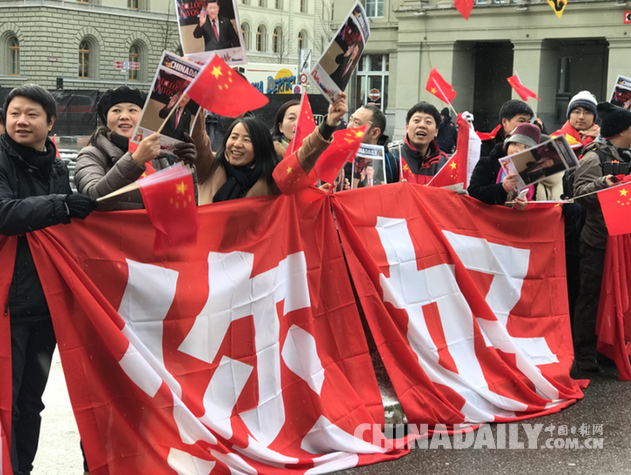 習近平抵達瑞士聯邦進行國事訪問 當地華人華僑熱情迎接