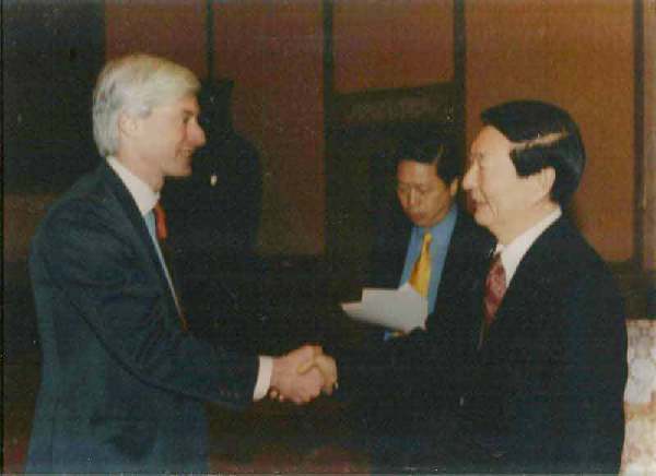 【老外談】回望中國改革開放40年之十六：龍爭虎斗