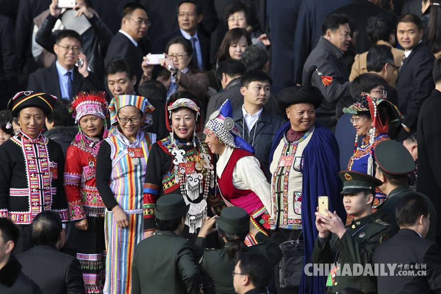 少數(shù)民族人大代表盛裝出席兩會