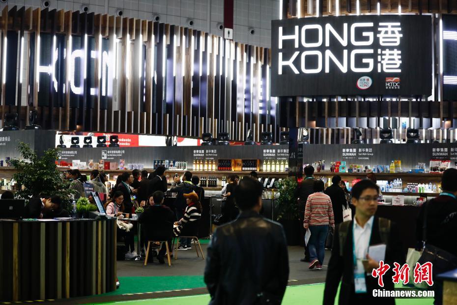 首屆進博會 價值3000萬粉色鉆石珠寶鞋“春燦”亮相