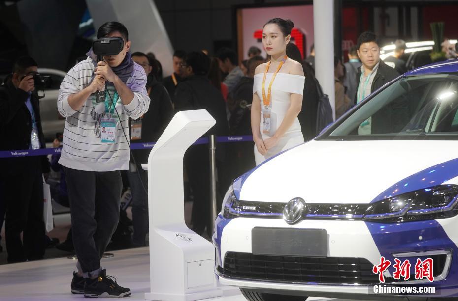 首屆進(jìn)博會 參觀者用VR觀看汽車產(chǎn)品介紹