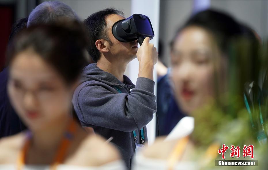首屆進(jìn)博會(huì) 參觀者用VR觀看汽車(chē)產(chǎn)品介紹