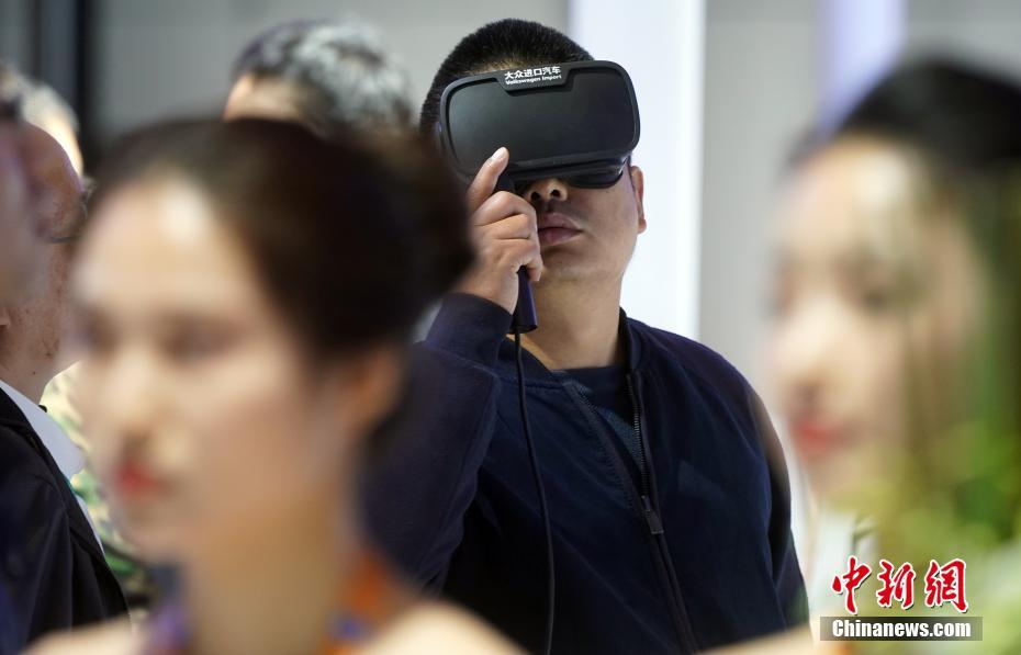 首屆進(jìn)博會(huì) 參觀者用VR觀看汽車(chē)產(chǎn)品介紹