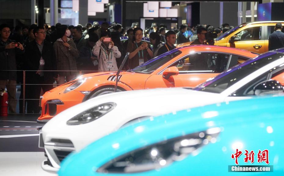 首屆進博會 參觀者用VR觀看汽車產品介紹