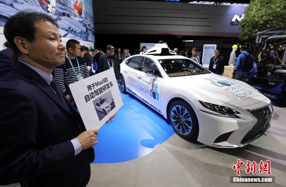 首屆進博會 參觀者用VR觀看汽車產品介紹