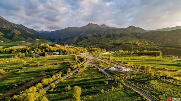 【新時(shí)代·幸福美麗新邊疆】隱匿在大山中的村落 是畫家眼中的“世外桃源”