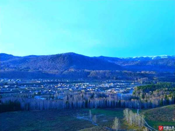 【新時(shí)代·幸福美麗新邊疆】隱匿在大山中的村落 是畫家眼中的“世外桃源”