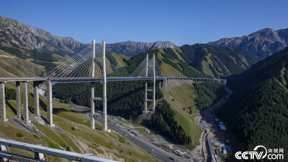 【新時(shí)代·幸福美麗新邊疆】在中國(guó)最長(zhǎng)高速公路邂逅新疆第一高橋