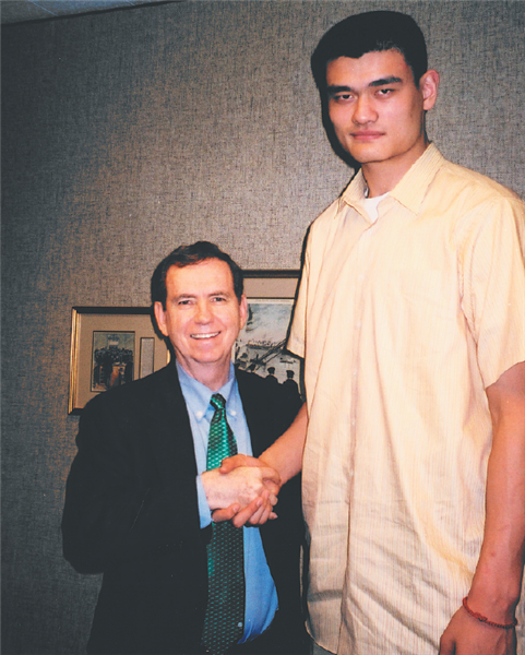 從陪同鄧小平觀看牛仔表演到擔任姚明律師：一個美國人與中國四十年的不解之緣