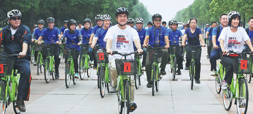 美國前駐華大使駱家輝:中美貿易戰“并非解決問題的正確途徑”