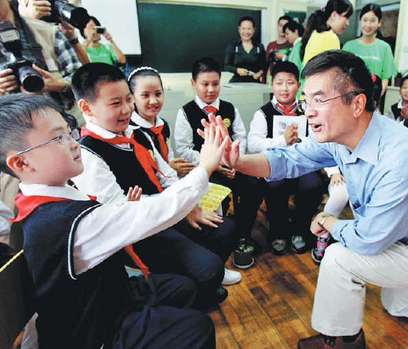 美國前駐華大使駱家輝：中美貿易戰“并非解決問題的正確途徑”