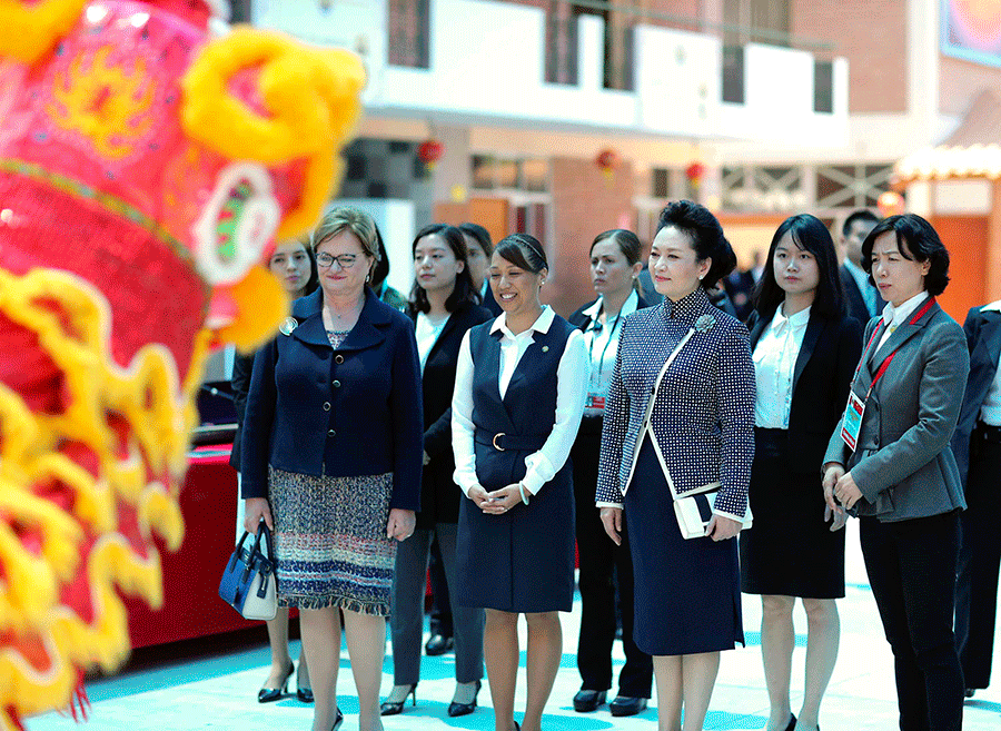 彭麗媛參觀若望二十三世秘中學(xué)校