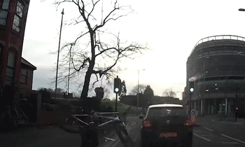 憤怒！因嫌占道他舉起自行車砸向汽車（圖）