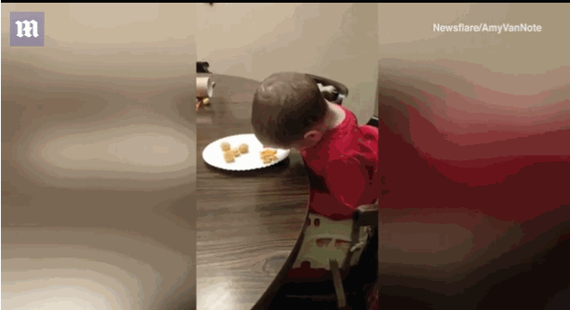 困到無(wú)法呼吸！2歲男孩這樣吃晚餐