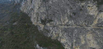 解碼中國丨這位當代“愚公”在懸崖峭壁上鑿出7千米水渠，現實比神話傳說更震撼！