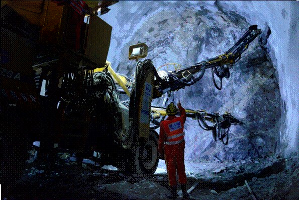 世界最長重載鐵路蒙華鐵路大中山隧道提前5個月貫通 將用于“北煤南運”年輸送量2億噸