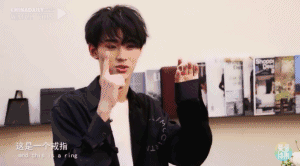 這位中戲學霸簡直是全能選手，英文詩也讀得這么溜！丨愛豆詩集