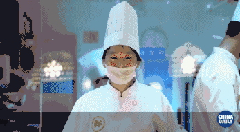 【學(xué)中文懂中國】英國小哥有點(diǎn)飄了,都敢和中國小姐姐比賽包餃子了!