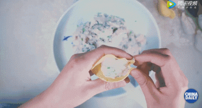 【學(xué)中文懂中國】英國小哥有點(diǎn)飄了,都敢和中國小姐姐比賽包餃子了!