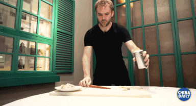 【學(xué)中文懂中國】英國小哥有點(diǎn)飄了,都敢和中國小姐姐比賽包餃子了!